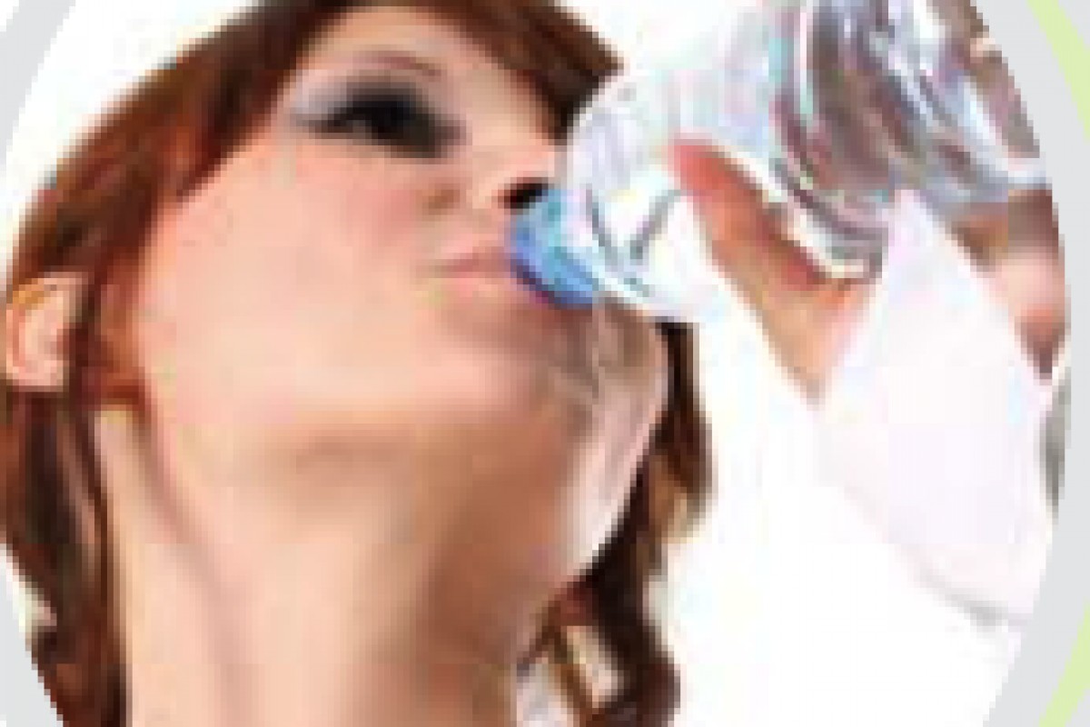 Una disidratazione anche minima potrebbe provocare danni fisici ed emotivi alle donne