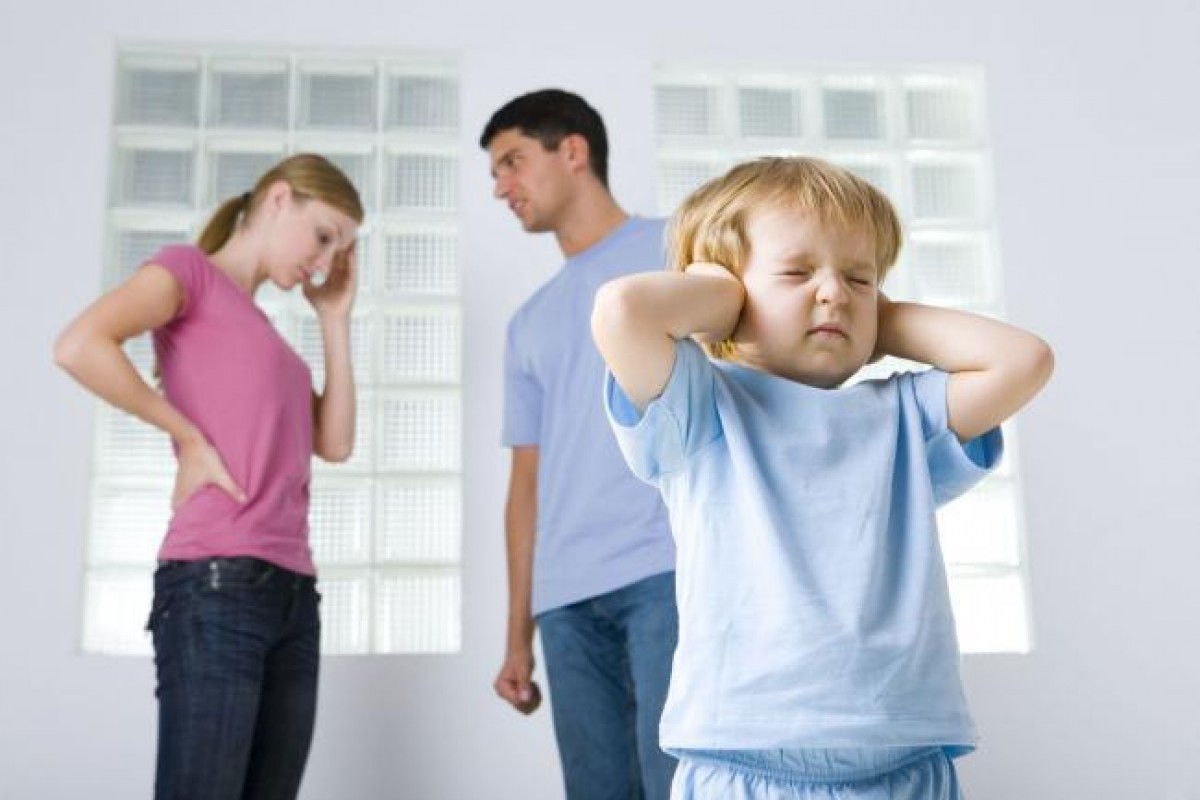 Togli dalle spalle di tuo figlio i sensi di colpa: i consigli dello psicoterapeuta