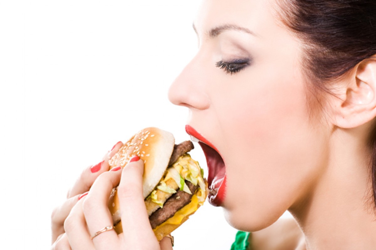 Cibo del fast food, come reagisce il nostro corpo?
