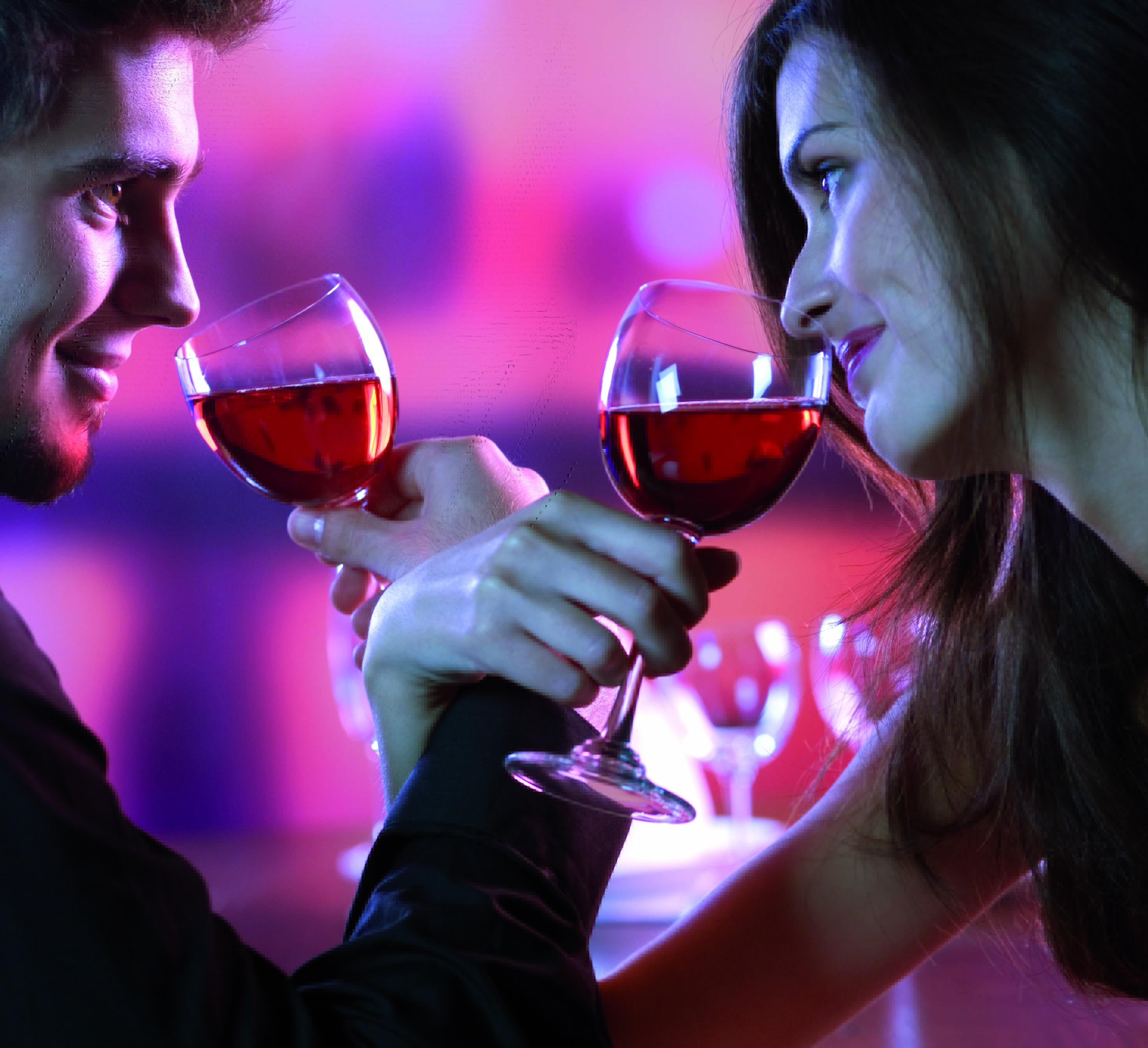 Мужчина с бокалом вина. Романтический ужин. Романтический вечер с вином для двоих. Девушка и парень с вином. Романтический ужин с вином.