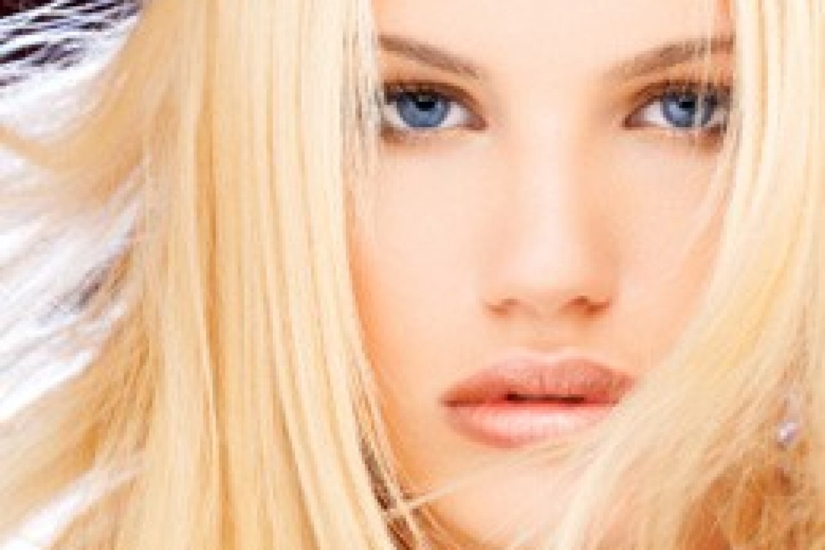 Bionda non basta, il sogno erotico maschile è nei capelli sani