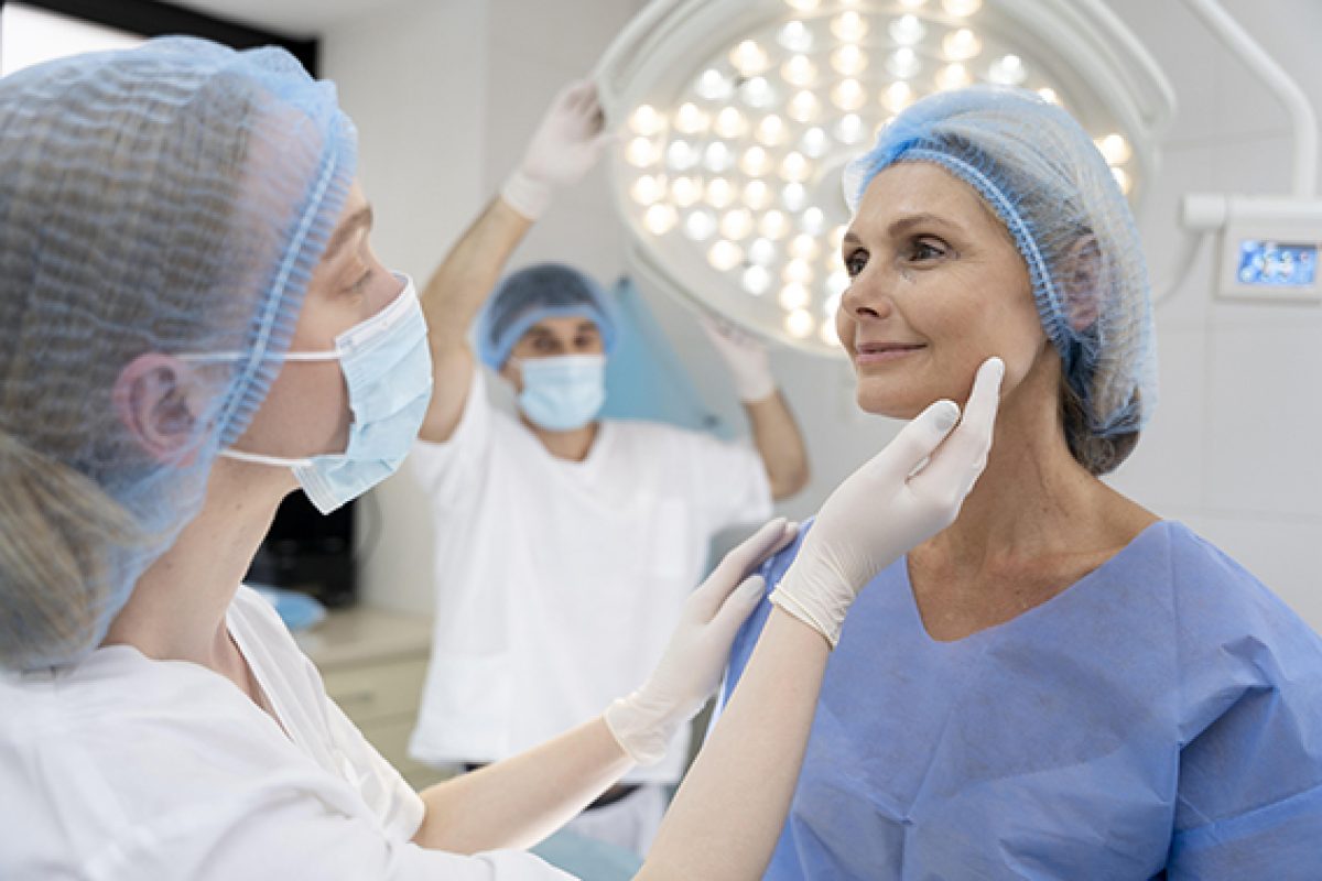 Medicina estetica, dalla specializzazione del medico ai prezzi troppo bassi: i 5 consigli degli esperti per sottoporsi a interventi sicu
